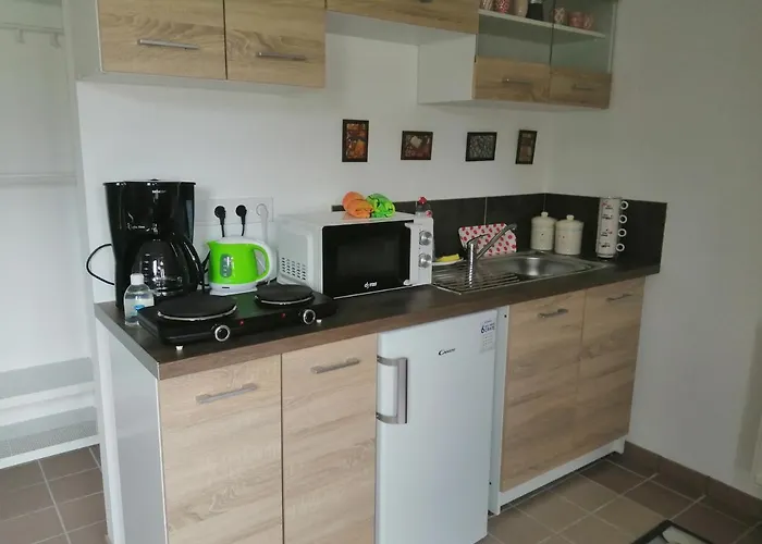 Zoeldhaz Maganszallas * Szentendre